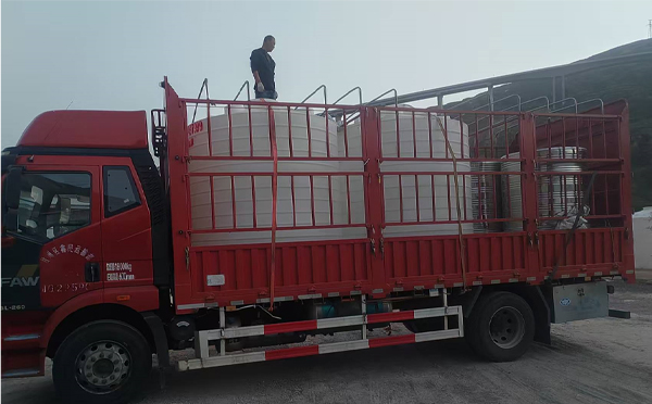 武山立式运输桶安排发货现场